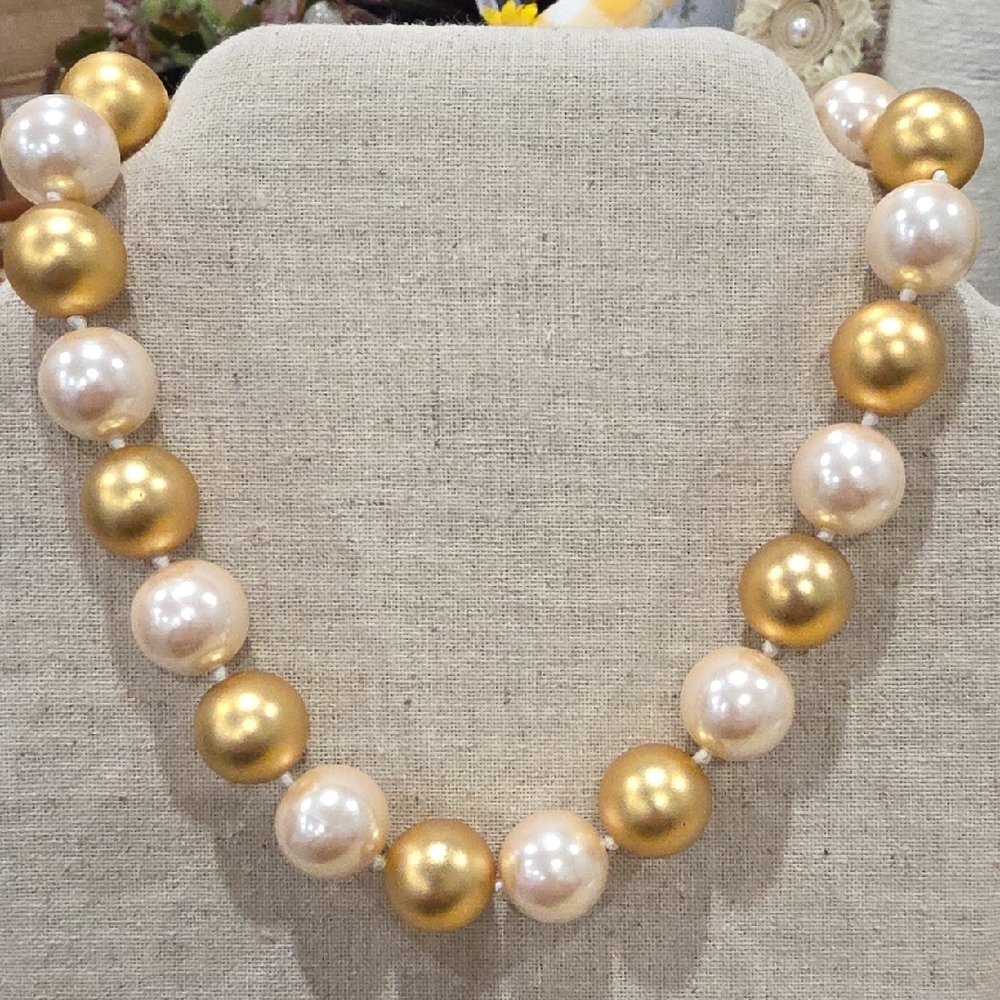 Y2K 90s Vintage Gold and Cream Pearl Necklace